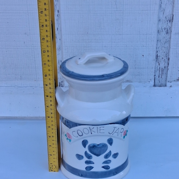 Elegant Ceramic Cookie Jar with Blue Accents - Picture 4 of 10